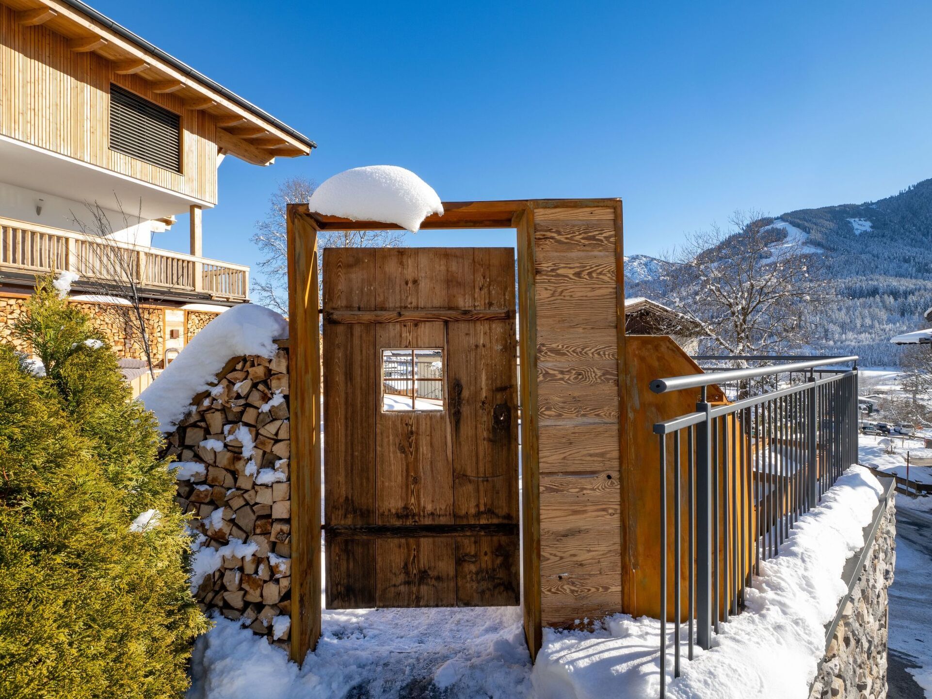 Stylish 4-Bed Apartment in Kitzbuhel, Sleeps 8, 1170