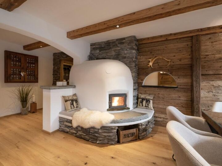 Stylish 4-Bed Apartment in Kitzbuhel, Sleeps 8, 1170