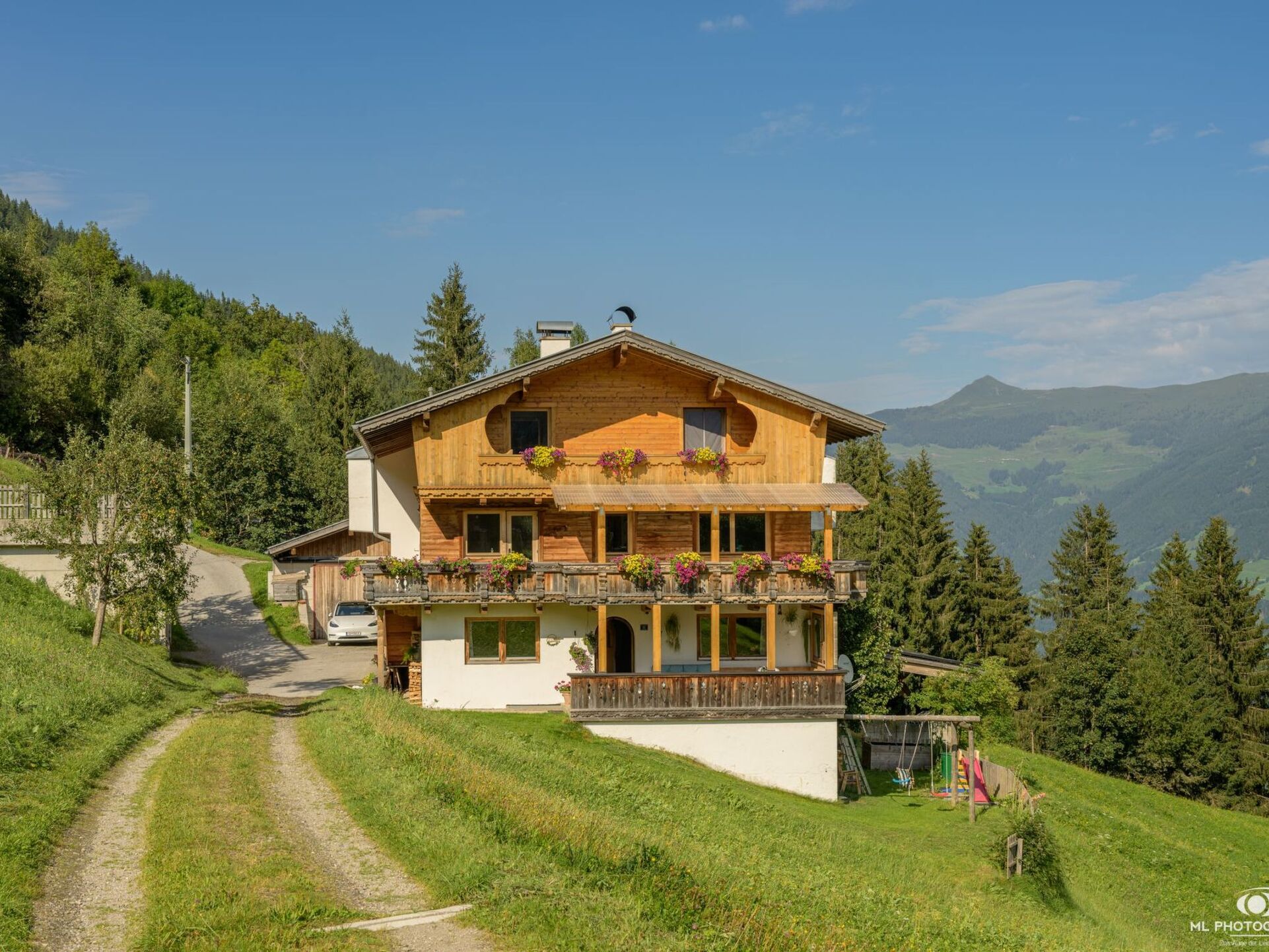 Delightful 4-Bed Apartment in Schwaz, Sleeps 7, 1174
