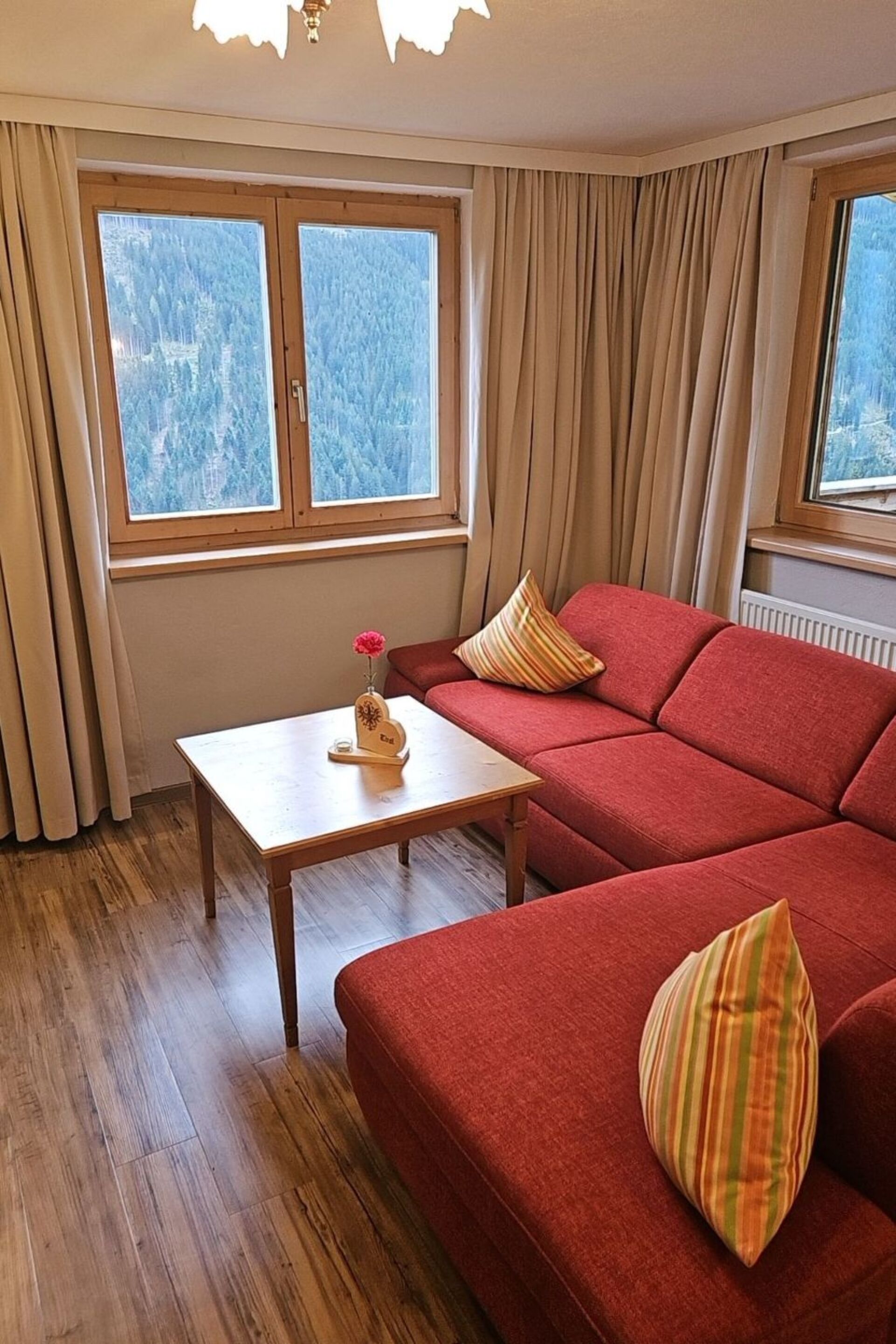 Delightful 4-Bed Apartment in Schwaz, Sleeps 7, 1174