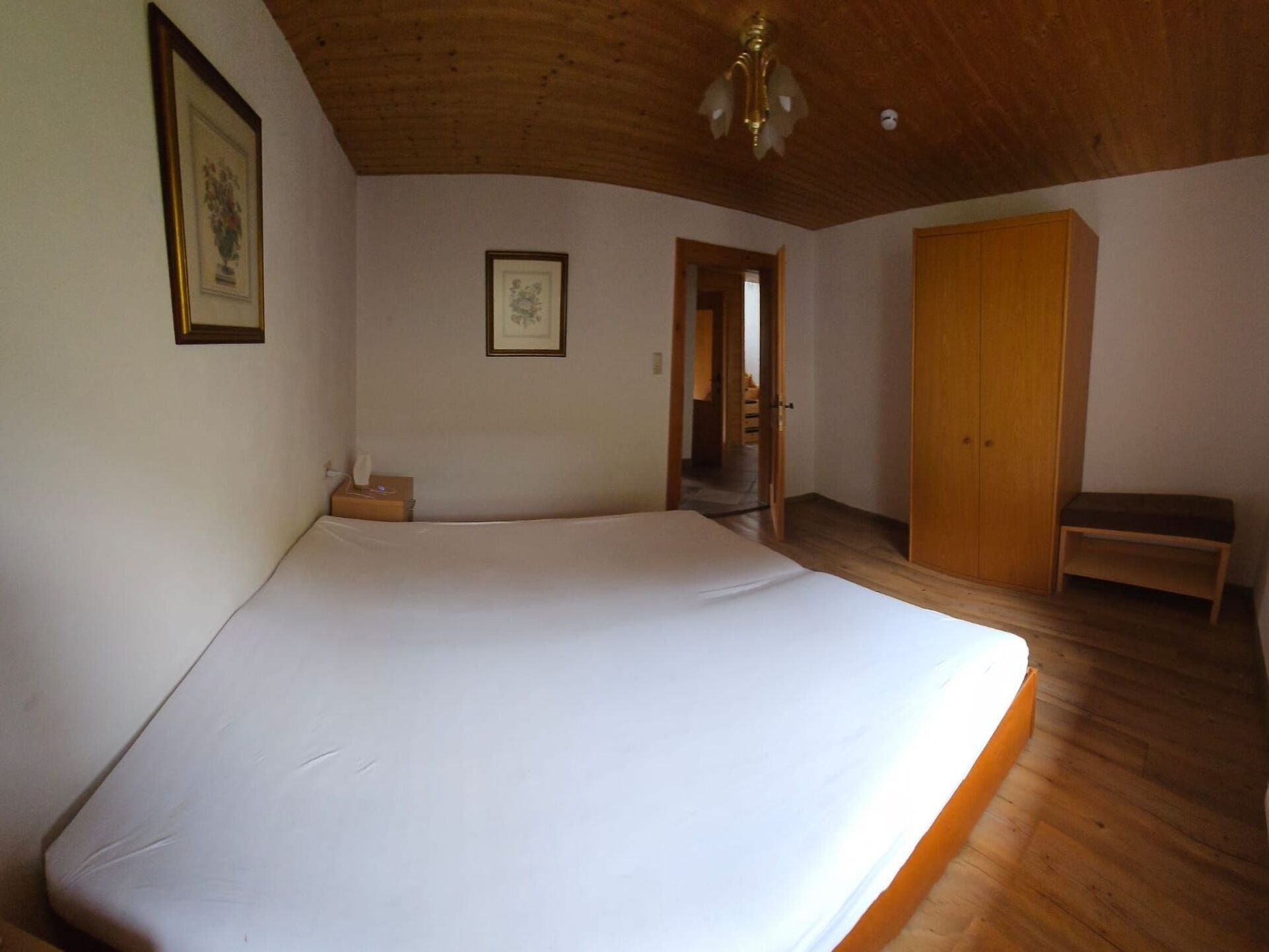 Delightful 4-Bed Apartment in Schwaz, Sleeps 7, 1174
