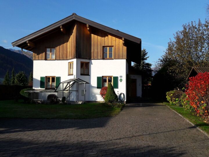 Elegant 2-Bed Apartment in Zell am See, Sleeps 4, 1141, Mittersill, Austria