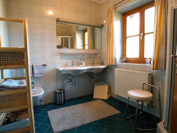 Elegant 2-Bed Apartment in Zell am See, Sleeps 4, 1141