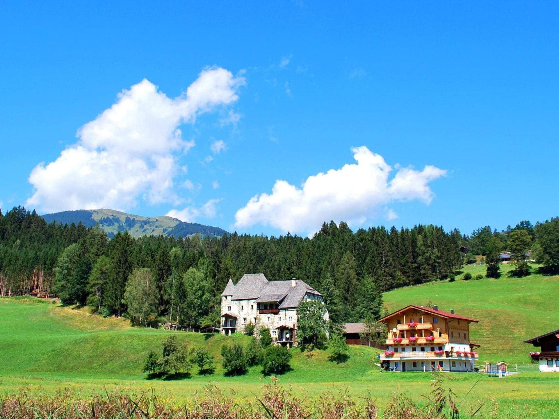 Beautiful 2-Bed Apartment in Zell am See, Sleeps 2, 1139