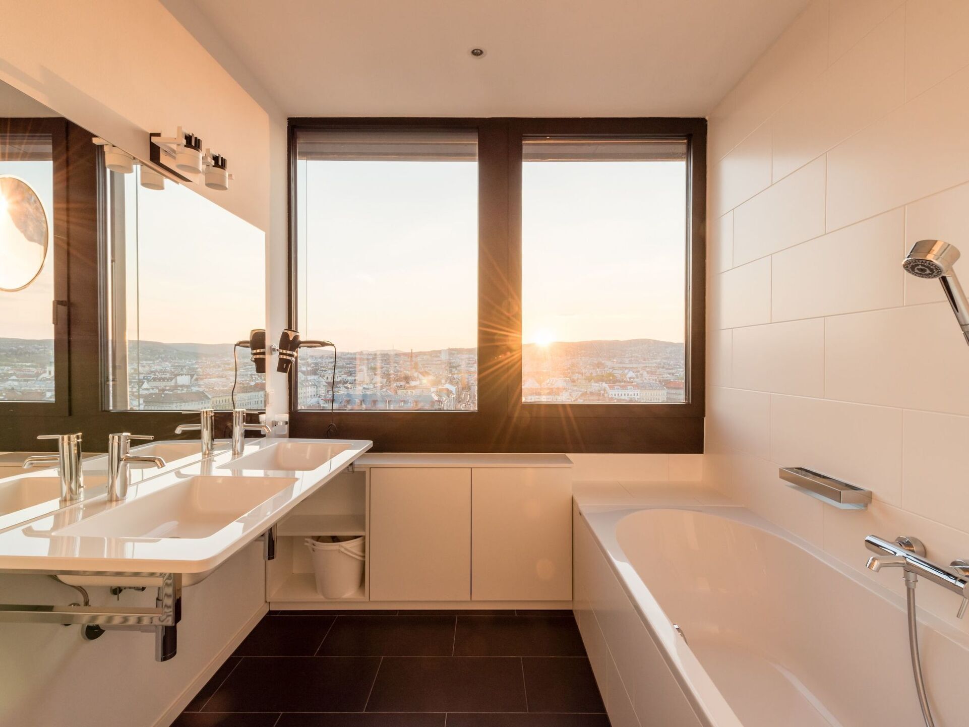 2-Bed Apartment with Mountain View in Wien, Sleeps 4, 1011
