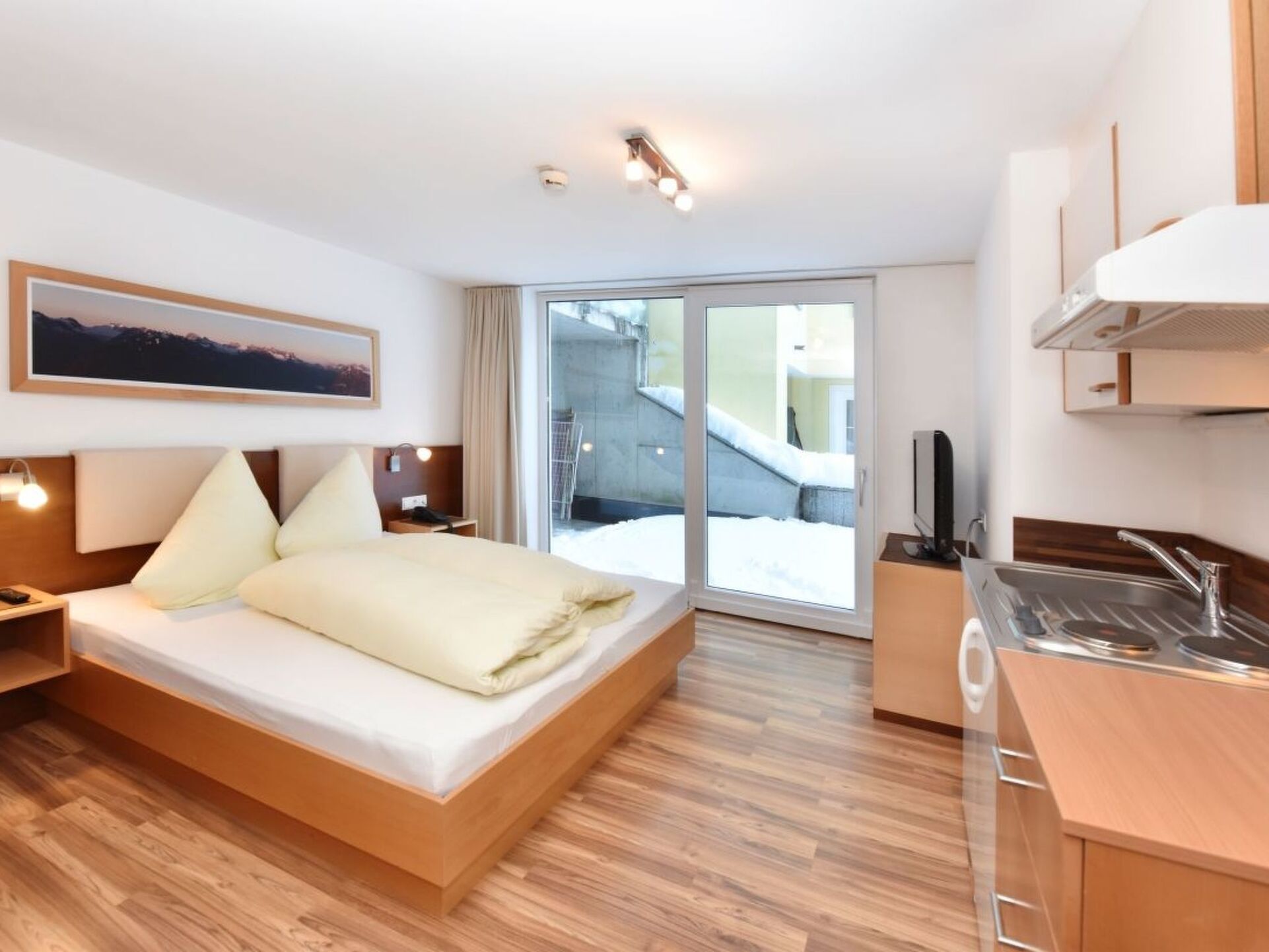 Beautiful 4-Bed Apartment in Landeck, Sleeps 10, 1144