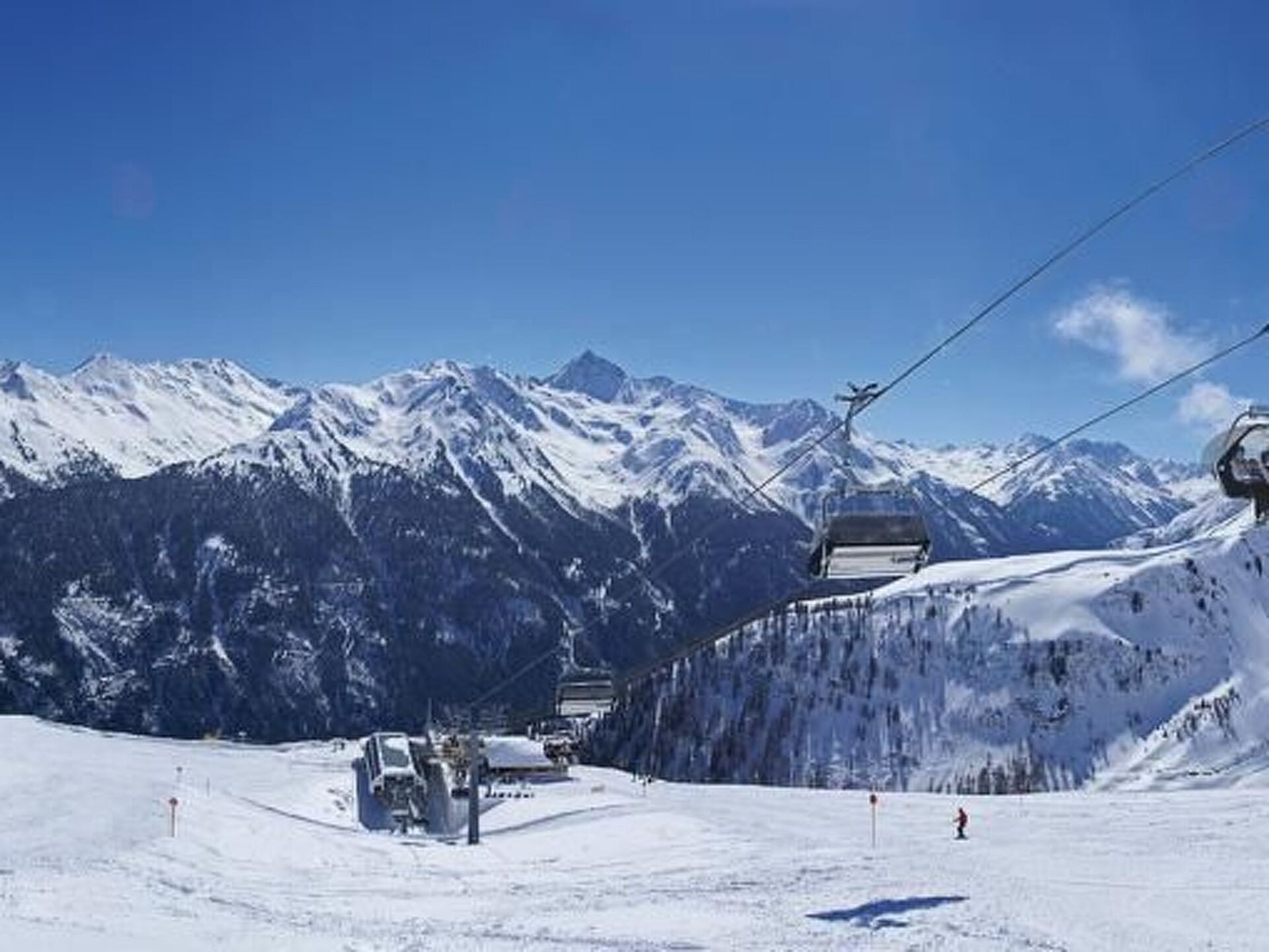 Beautiful 4-Bed Apartment in Landeck, Sleeps 10, 1144