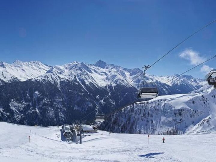 Beautiful 4-Bed Apartment in Landeck, Sleeps 10, 1144