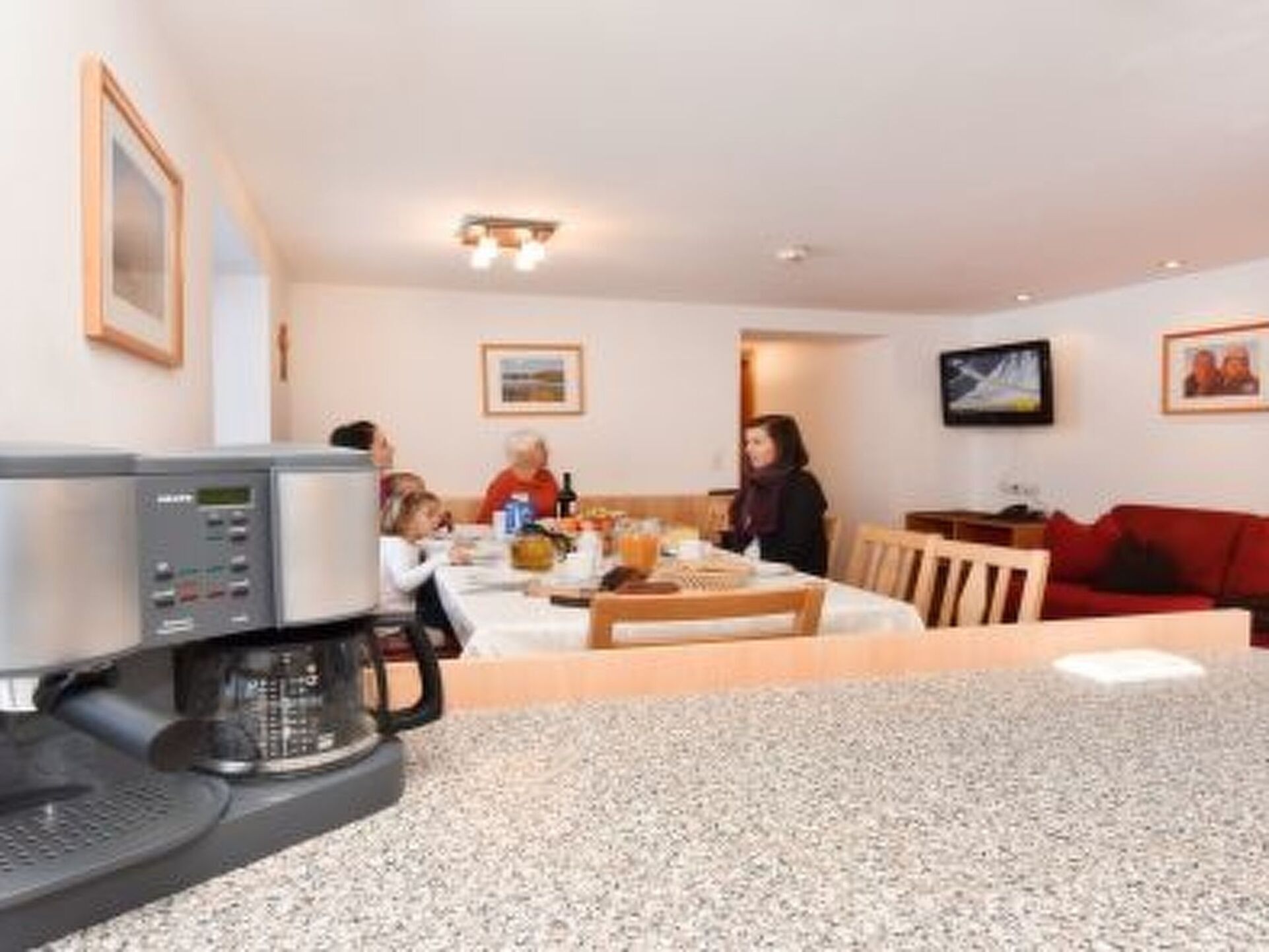 Beautiful 4-Bed Apartment in Landeck, Sleeps 10, 1144