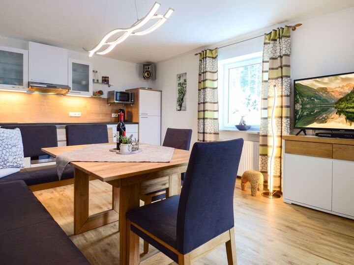 Charming 2-Bed Apartment in Hallein, Sleeps 4, 1119, Abtenau, Austria