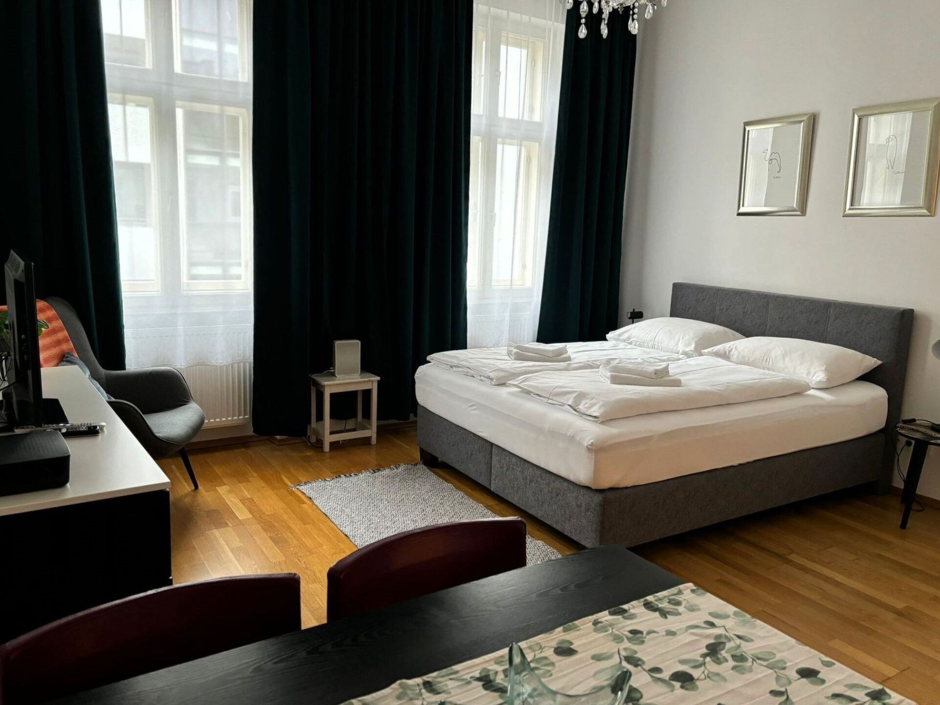 Elegant 2-Bed Apartment in Wien, Sleeps 4, 1002