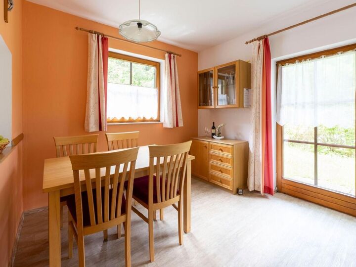 2-Bed Apartment in Klagenfurt-Land, Sleeps 4, 1087