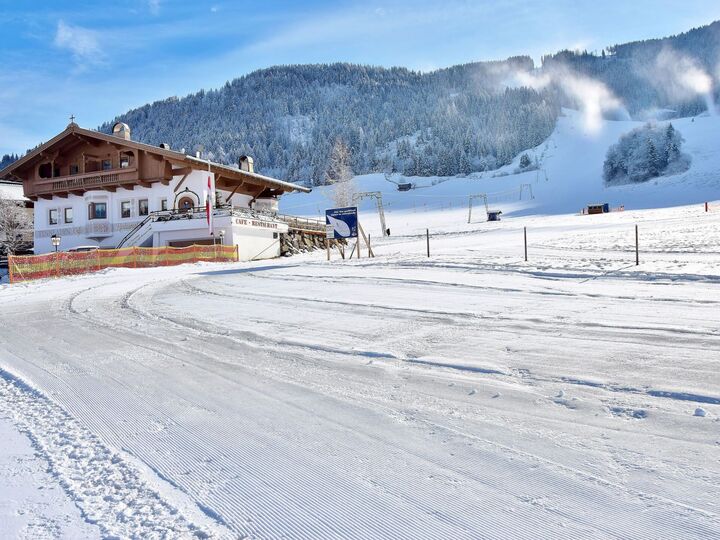 Charming 2-Bed Apartment in Kitzbuhel, Sleeps 6, 1147