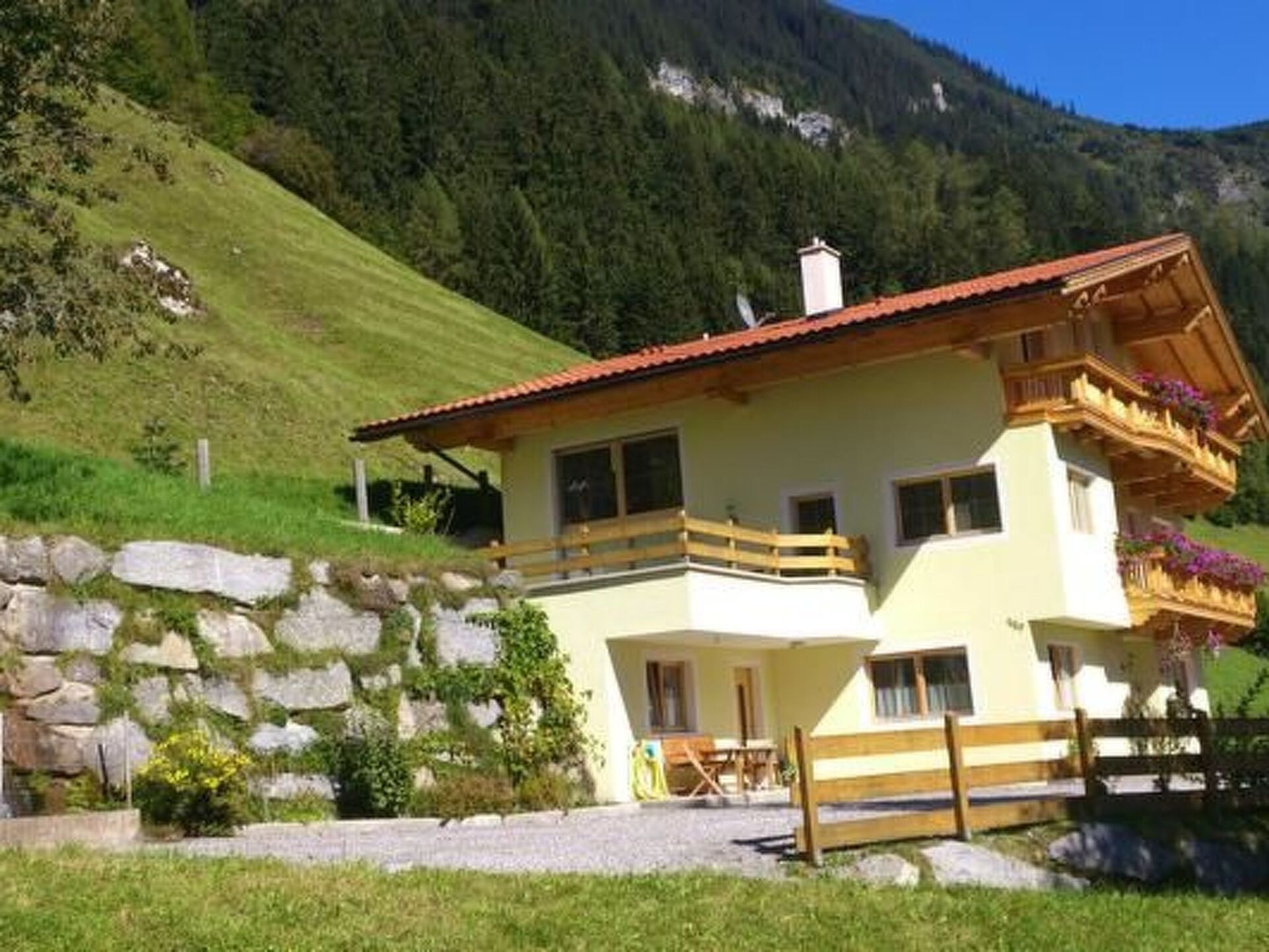 2-Bed Apartment with Mountain View in Schwaz, Sleeps 6, 1154