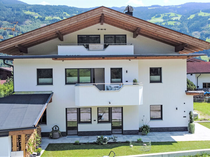 4-Bed Apartment with Mountain View in Schwaz, Sleeps 8, 1088, Aschau im Zillertal, Austria