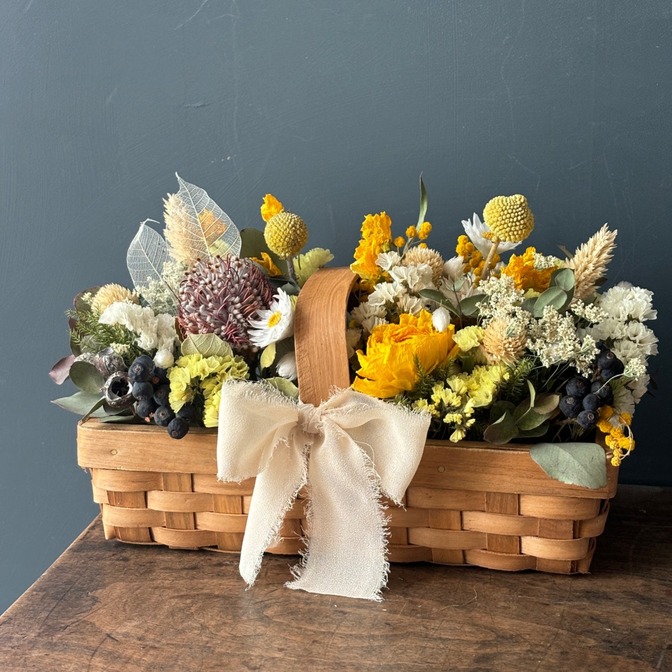 明るいイエローのドライフラワーバスケット