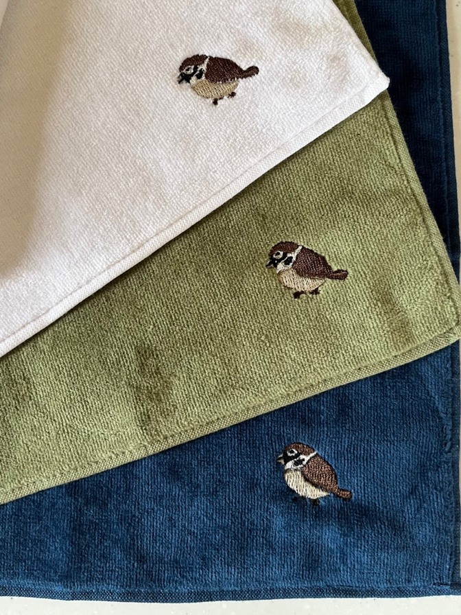 雀刺繍のハンカチタオル（カーキ色）