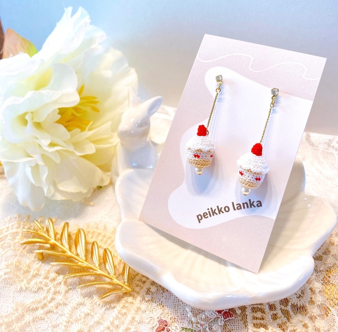 小さな手編みのショートケーキピアス