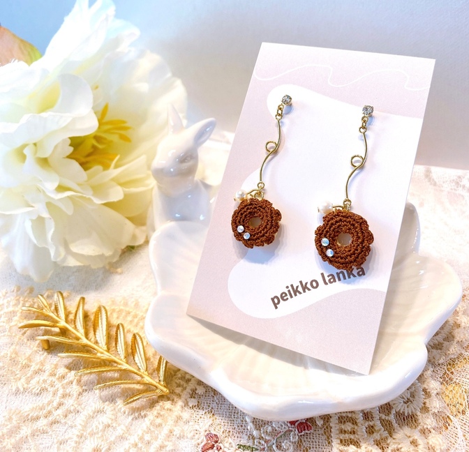 小さな手編みのドーナッツピアス