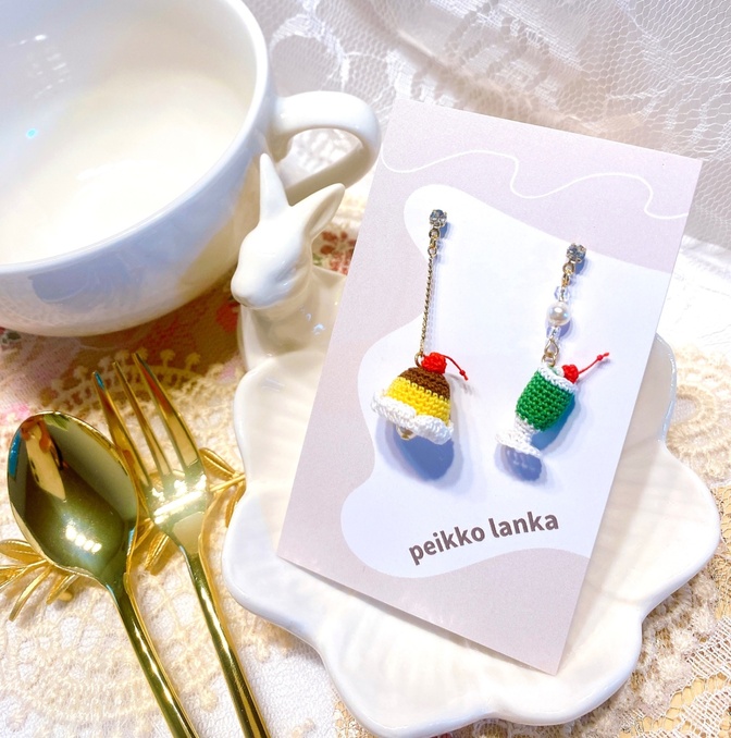 小さな手編みのプリンとメロンクリームソーダのピアス