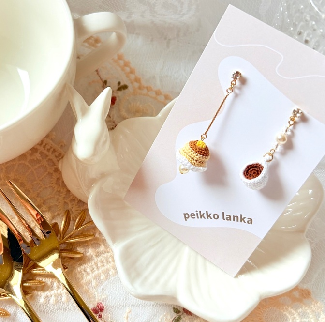 小さな手編みのパンケーキとコーヒーのピアス