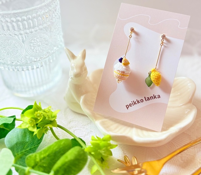 小さな手編みのレモンショートケーキのピアス