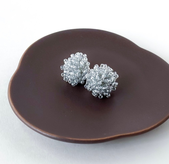 【ハンドメイド】ビーズのピアス◇よふかしなこんぺいとう