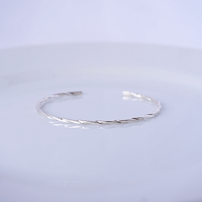 銀のバングル　<光あそび>