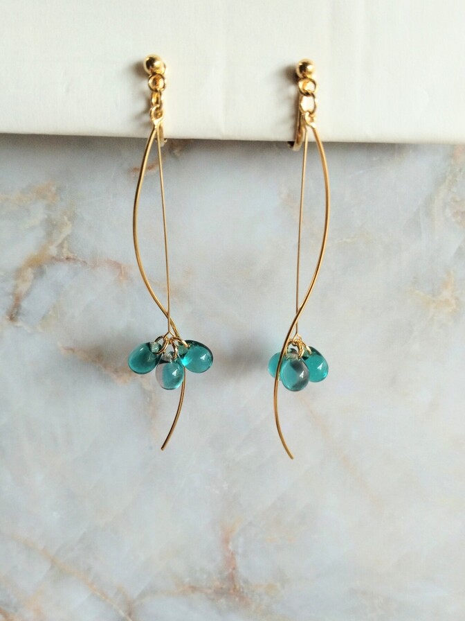 チェコビーズのしずく揺れるゴールドラインピアスorイヤリング（バイカラーグリーン）
