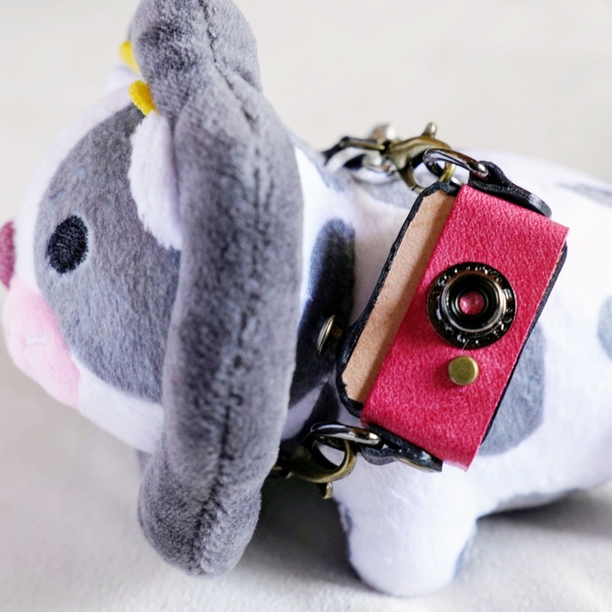 本革　ミニカメラ　（ミニぬいぐるみにピッタリ）色は選べます