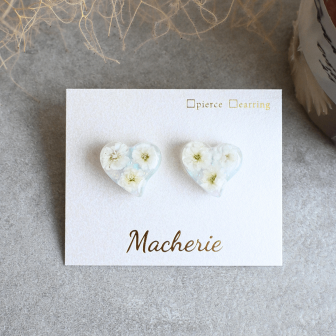 ✼ホワイトのかすみ草のハートピアス✼サージカルステンレス316L ドライフラワー カスミソウ 花