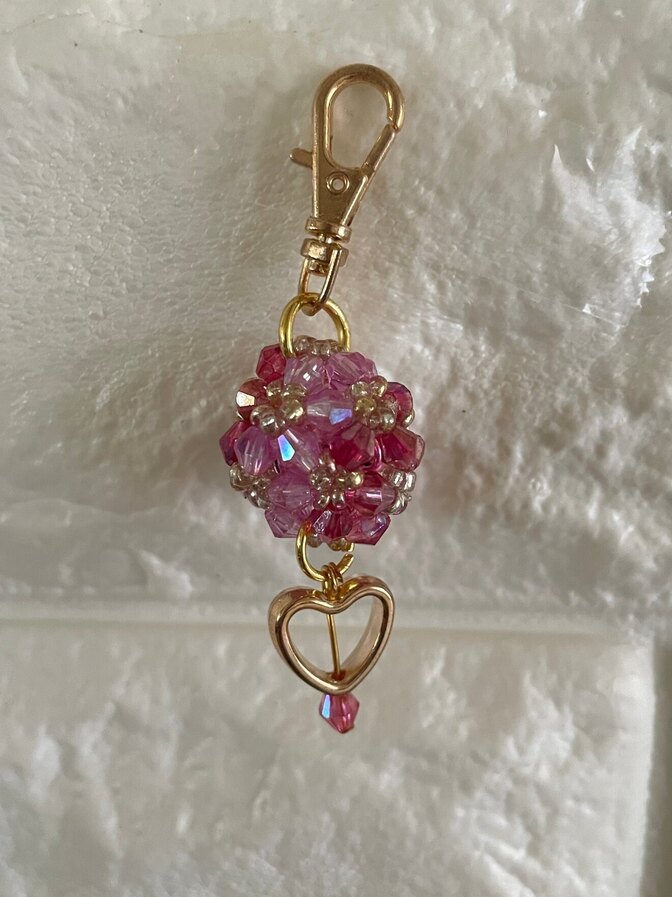 優しい音色のビーズ玉チャーム（ピンク）