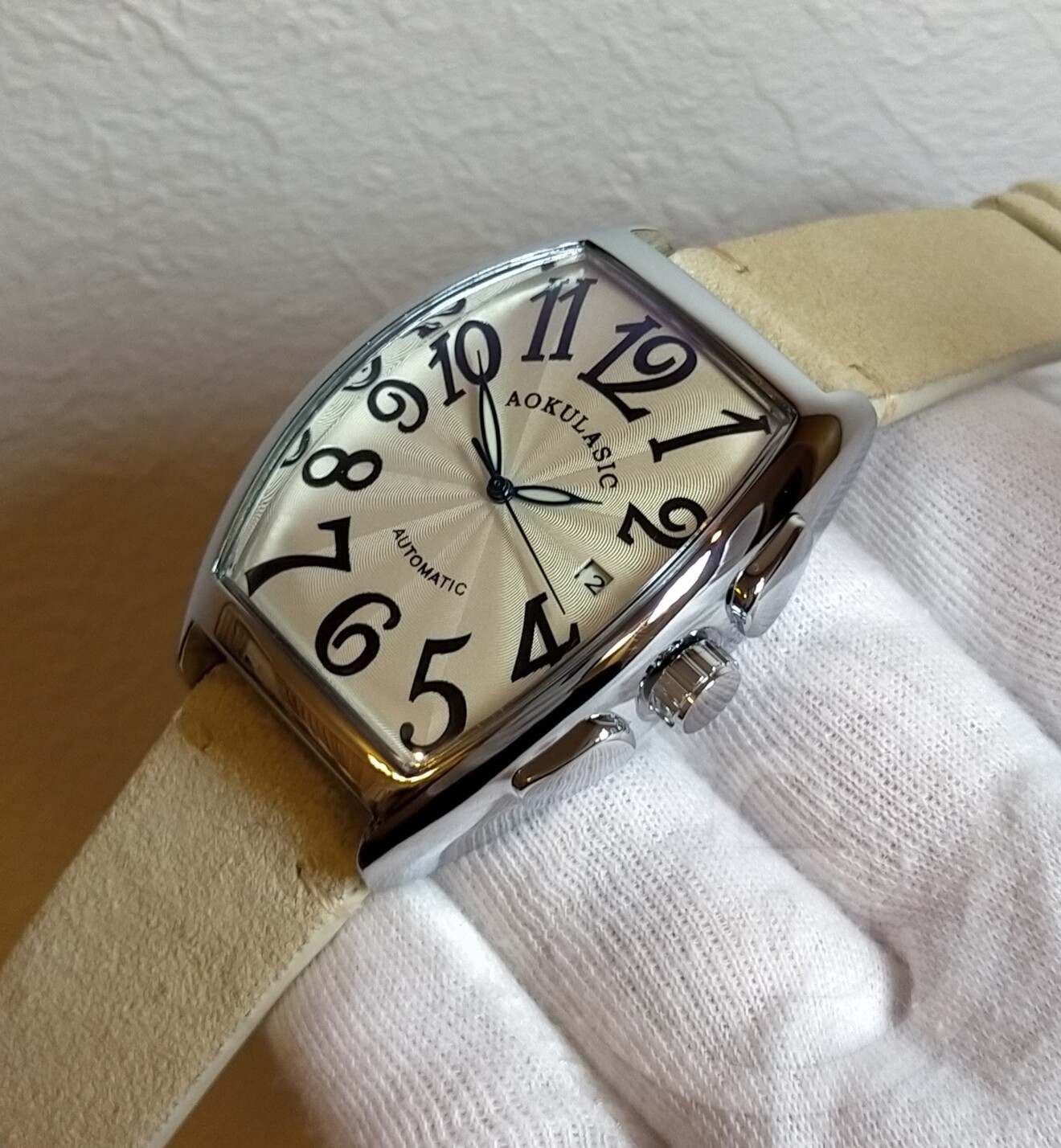 トノー型ウォッチはドレススタイルの最適素材【機械式自動巻き/新品