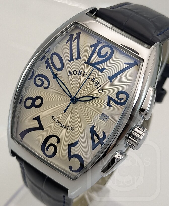 【文字盤と風防のノンパラレル構造がトノーの奥行き感を増幅/新品】機械式 裏スケ ロイヤルブルーレザー