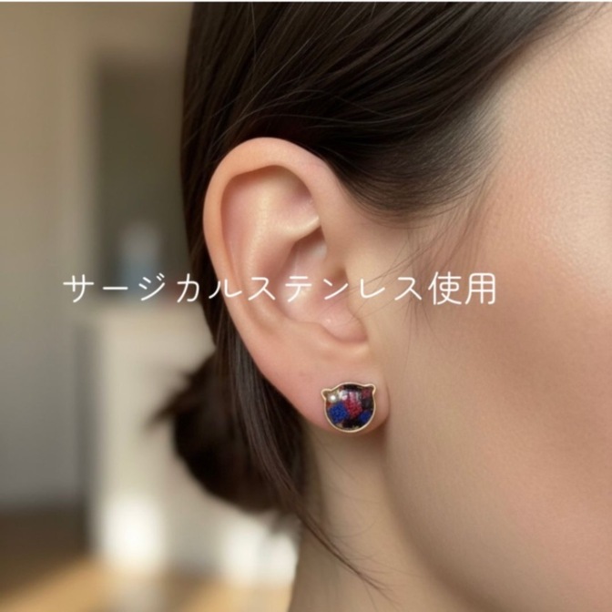 【8ミリの猫ピアス🐈】ブルー×ビビットピンク　大人がつけられるさりげない子猫　金属アレルギー対応