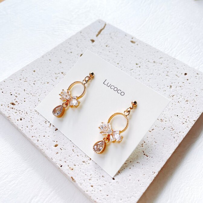 【ワンコイン💛500円】💎リボンモチーフ × しずくストーン ピアス／イヤリング