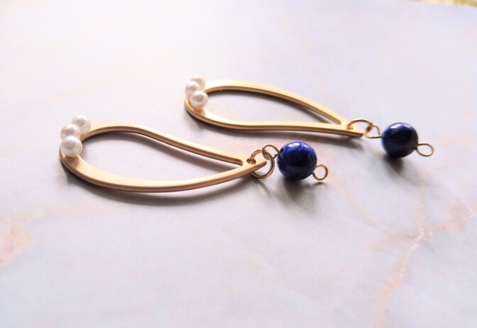 ラピスラズリ×パール×上品マットゴールド、揺れるしずくフープイヤリング/ピアス