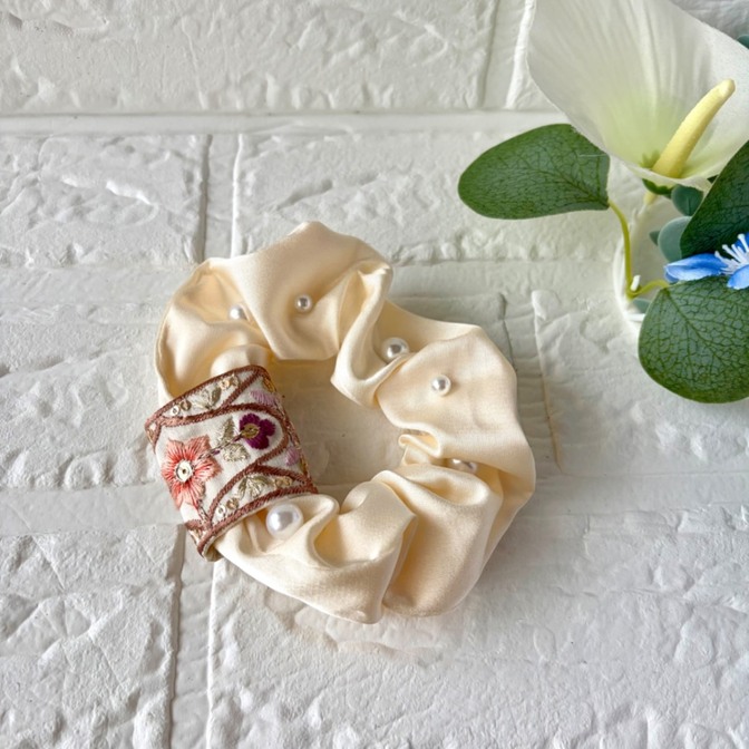 インド刺繍リボン🎀シュシュ　パールホワイト