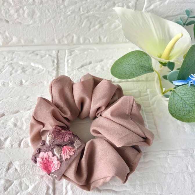 インド刺繍リボン🎀シュシュ　薄いチャコールグレー