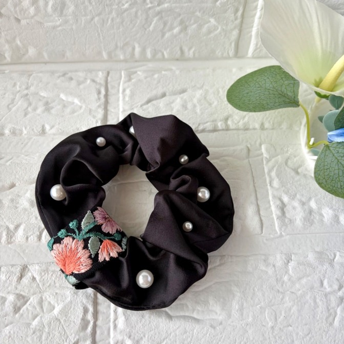 インド刺繍リボン🎀シュシュ　パールブラック