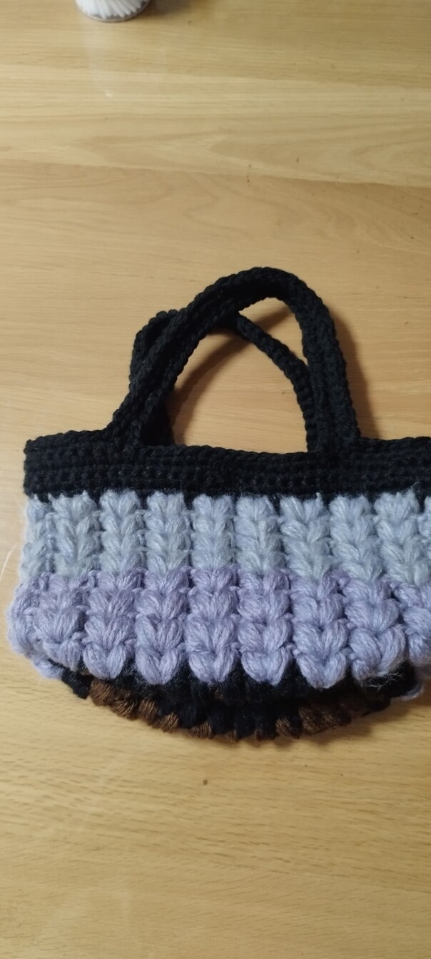 かぎ針で編んだ、ハート柄の小さめトートバック