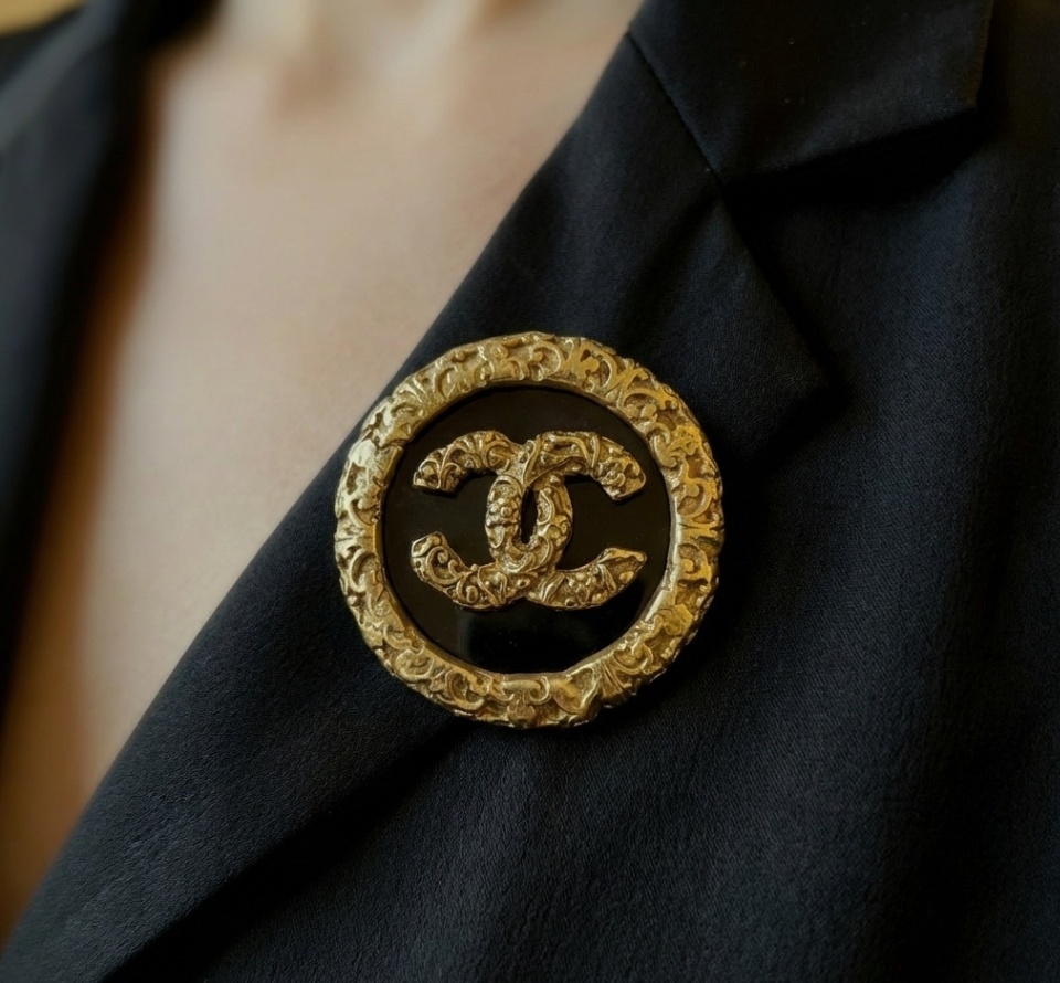 シャネル ココマーク 93A ブローチ GP ブラック×ゴールド 唐草模様