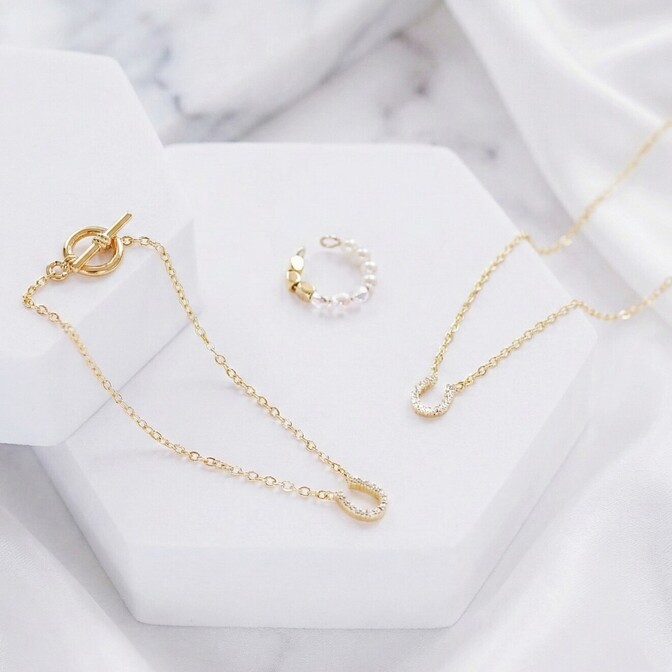 午年のはじまりに選びたい ジルコニアホースシューの3点アクセサリーセット〈ゴールド／シルバー〉