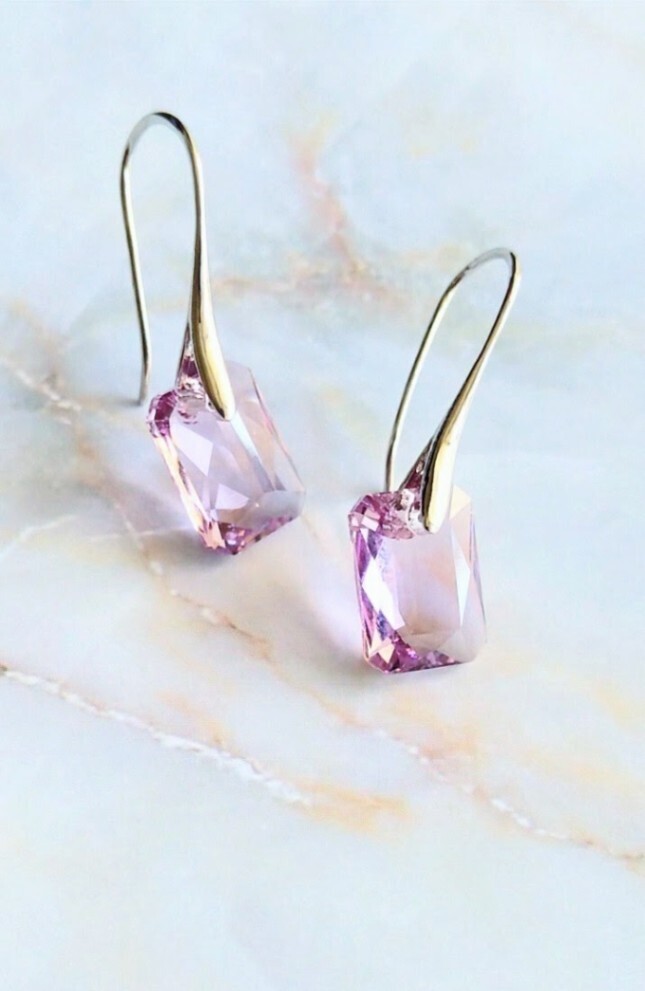 スワロフスキー製アメジストカラークリスタルを使用したハンドメイドピアス（シルバーライン）
