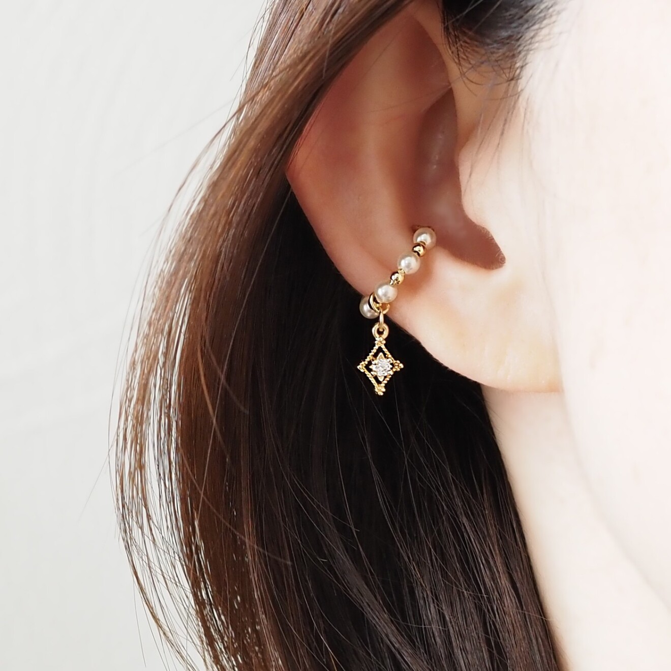 快適なつけ心地】ジルコニアひし形とクリスタルパールのイヤーカフ