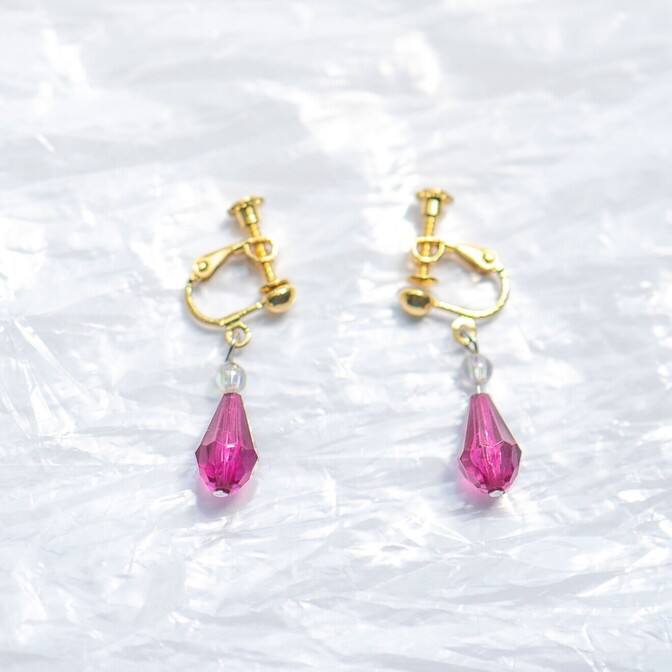 《ハンドメイド》赤紫のイヤリング
