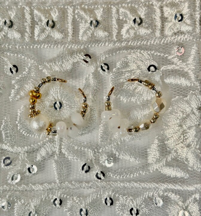 ✨耳元に清楚なきらめきを！柔らかな乳白色ビーズが大人可愛い両耳イヤーカフ