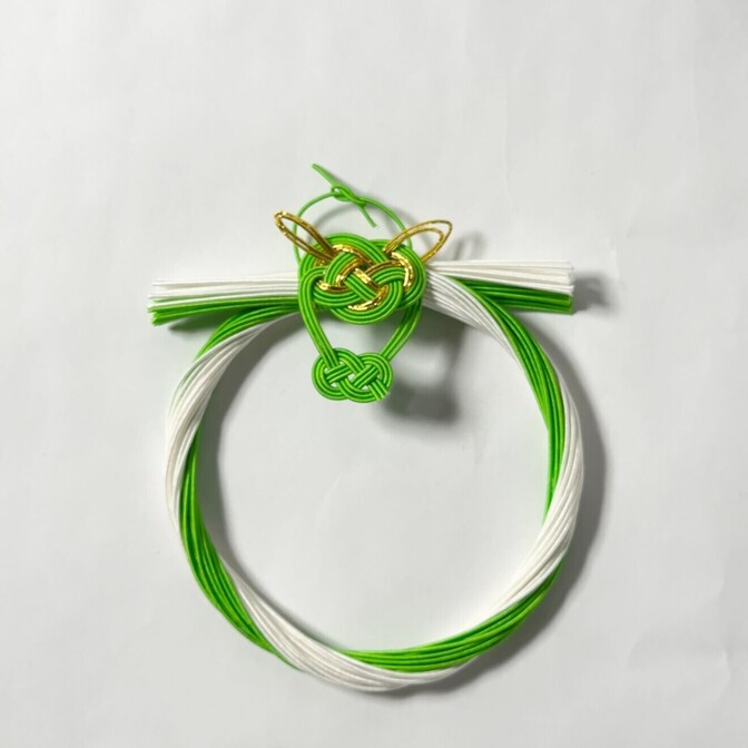 水引しめ縄〈貯める力カラー〉
午年・馬チャーム付き｜安定と継続を意識する和モダンインテリア