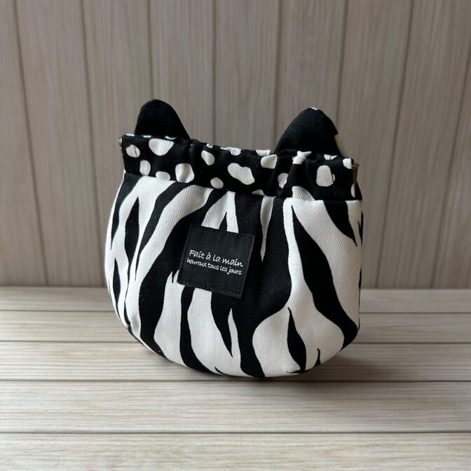 【お値下げしました】猫のようで猫じゃない！？｜ゼブラ柄｜猫のバネポーチ