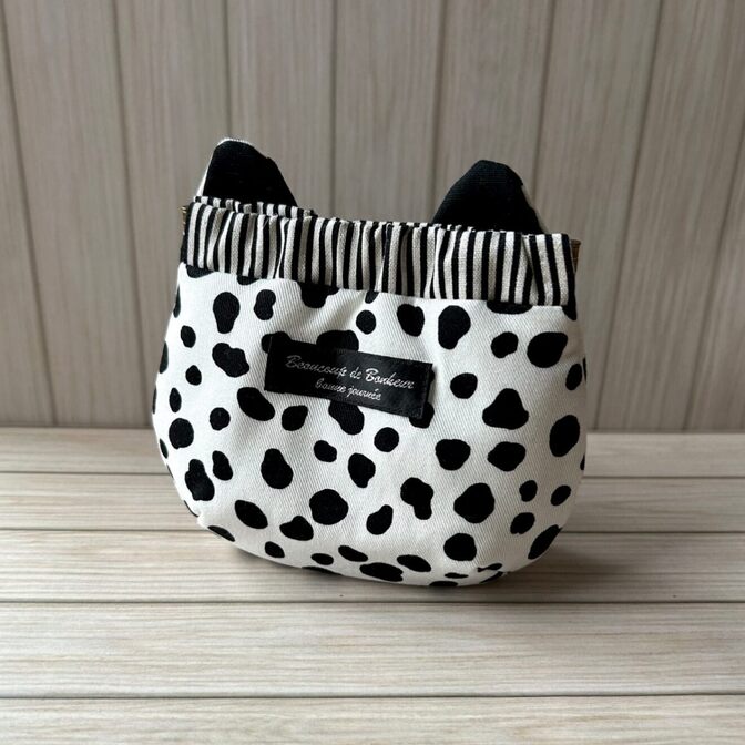 【お値下げしました】猫のようで猫じゃない！？｜ダルメシアン柄｜猫のバネポーチ